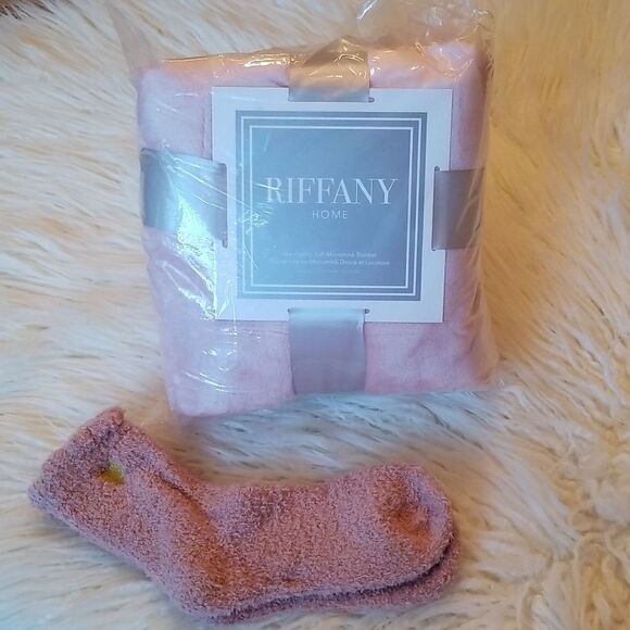 Micromink blanket with matching socks - Picture 1 of 9